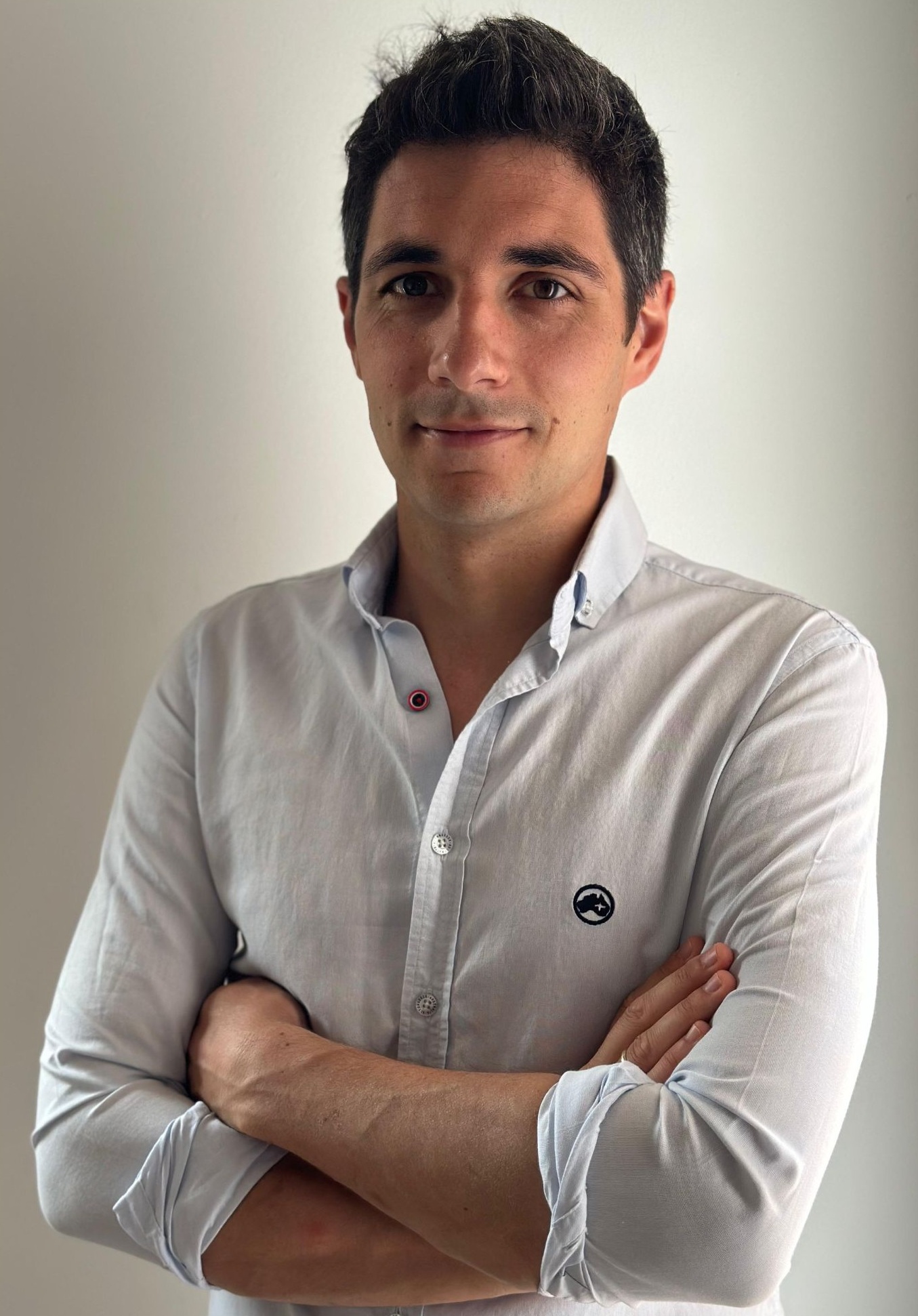 Consultor trabajando en planta industrial